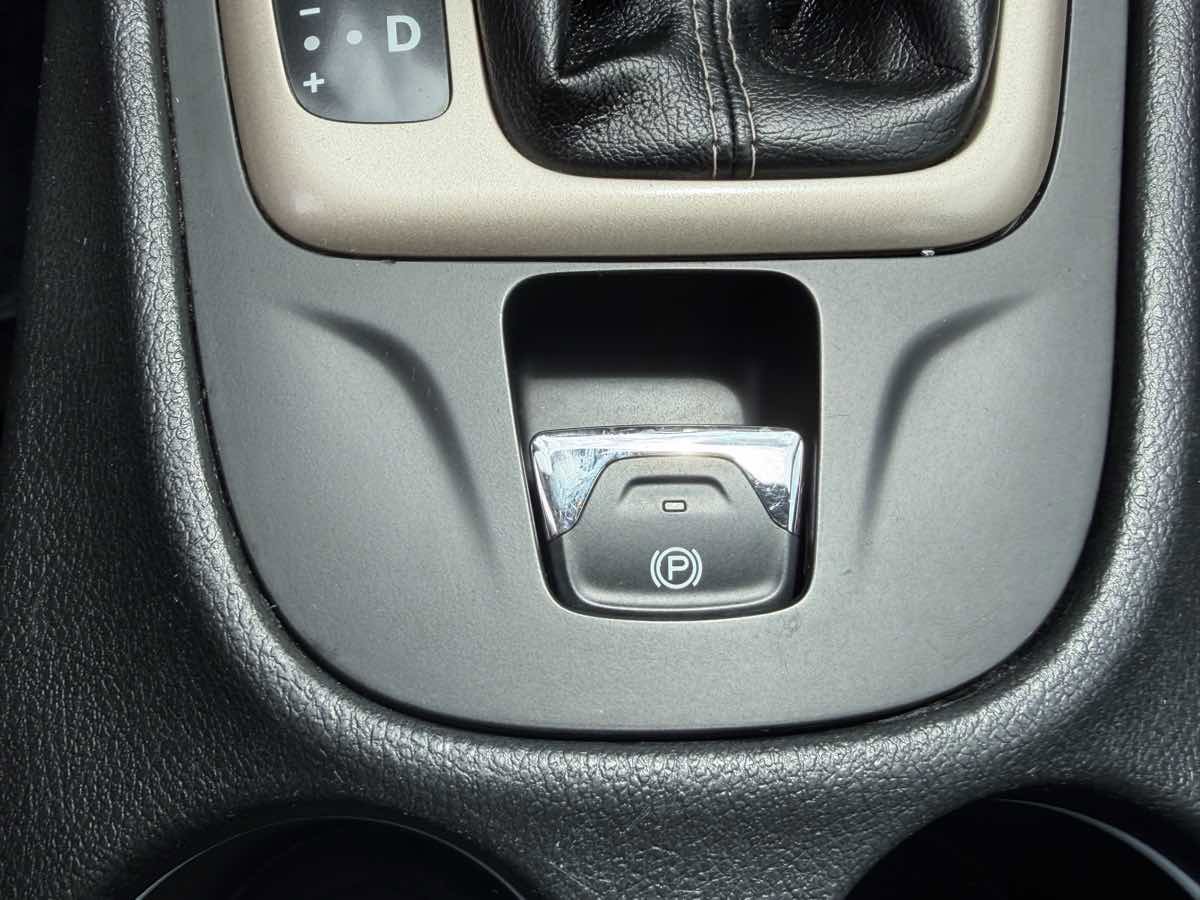 Used 2014 Jeep Cherokee Sport image 26