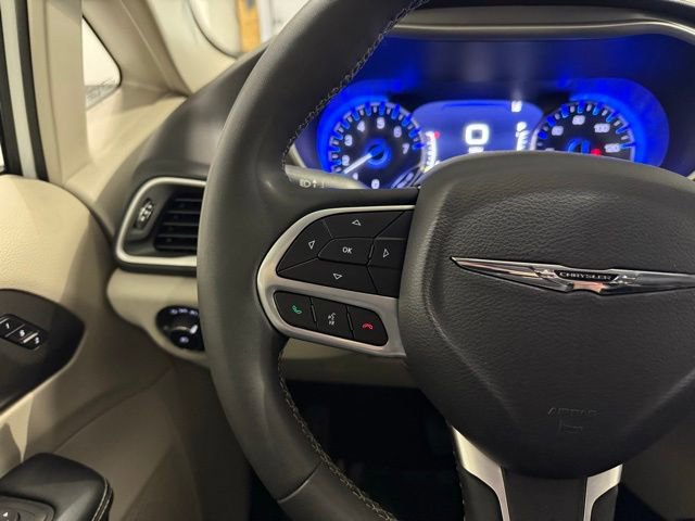 Used 2023 Chrysler Pacifica Touring-L image 15