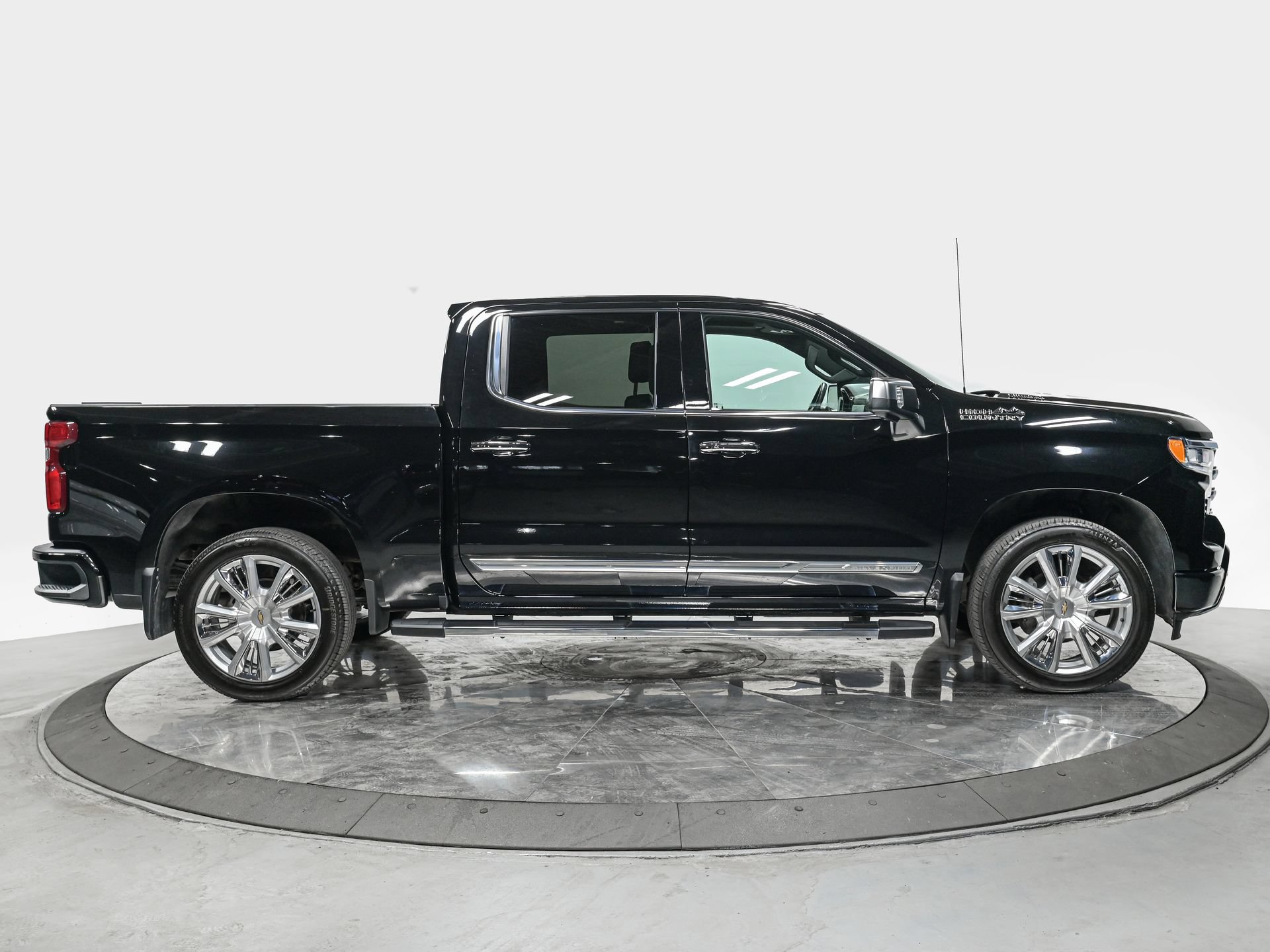 Used 2025 Chevrolet Silverado 1500 High Country w/ High Country Premium Package AWD/4WD image 8