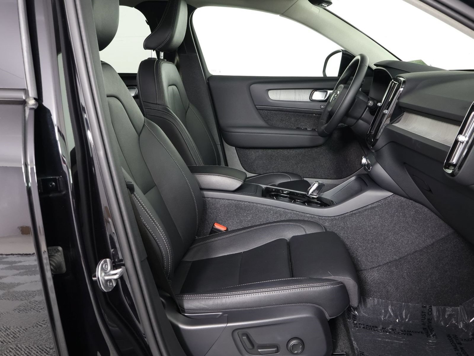 Certified 2025 Volvo XC40 B5 Plus AWD/4WD image 29