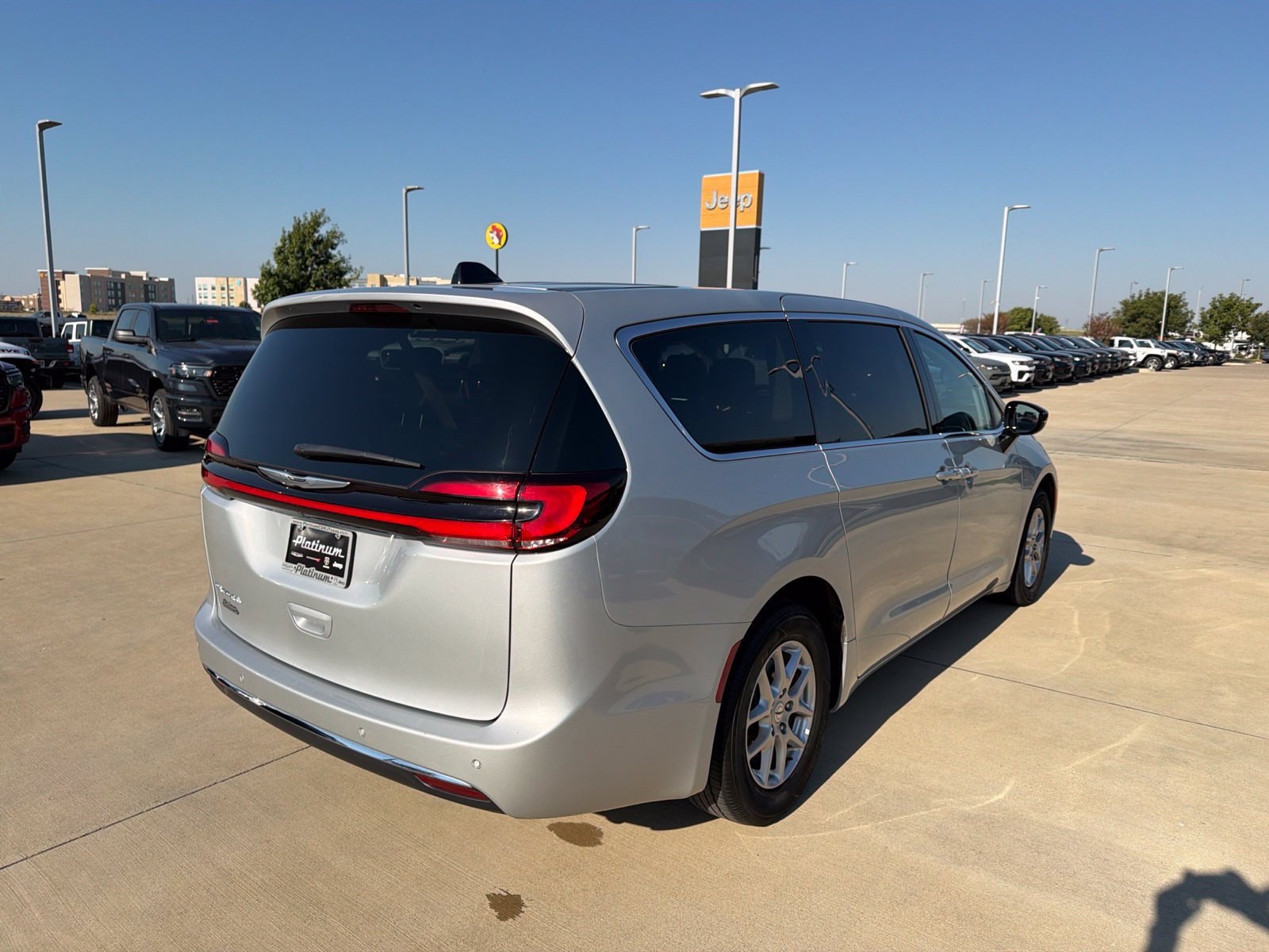 Used 2024 Chrysler Pacifica Touring-L FWD image 5