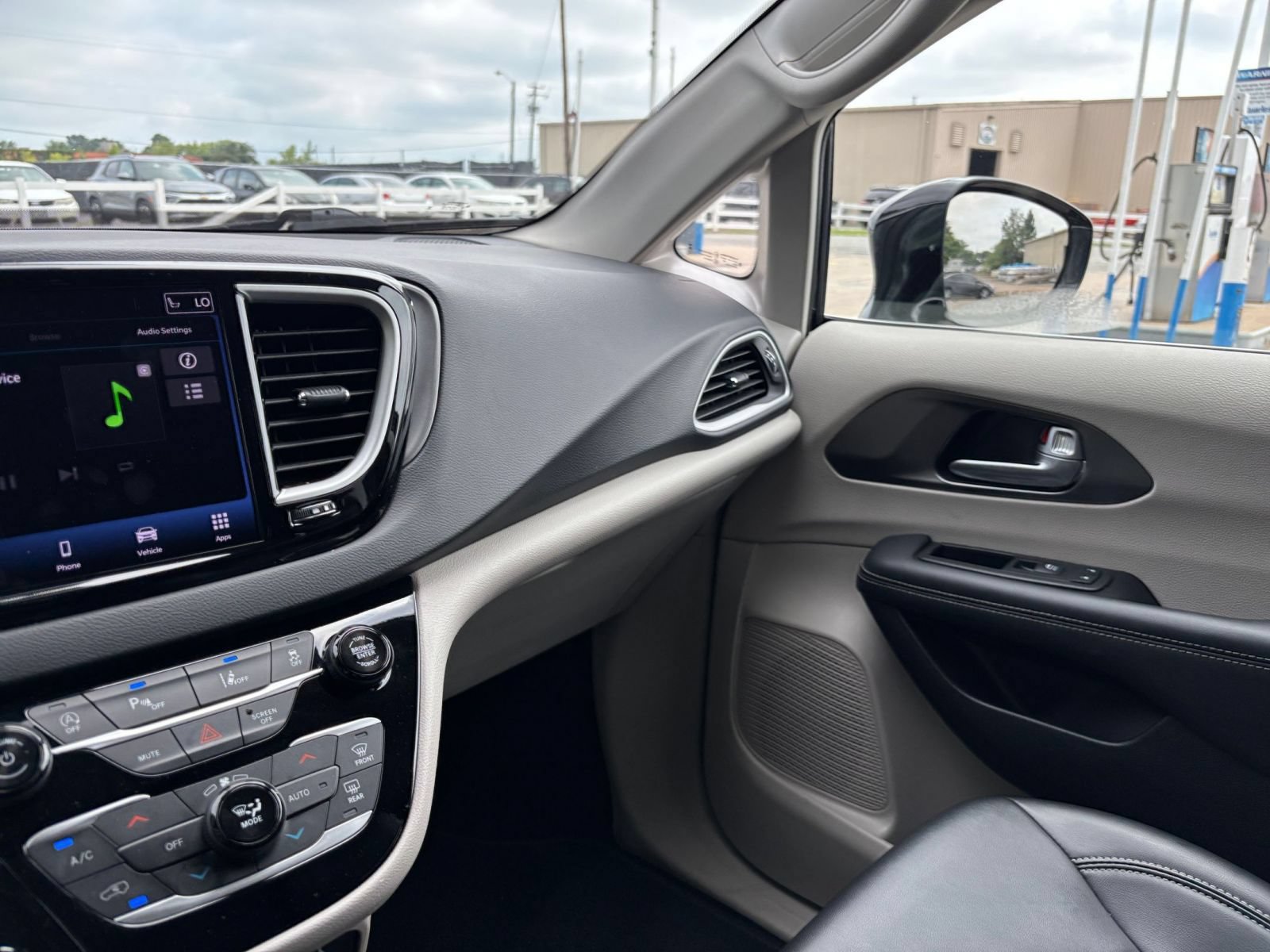 Used 2024 Chrysler Pacifica Touring-L FWD image 39