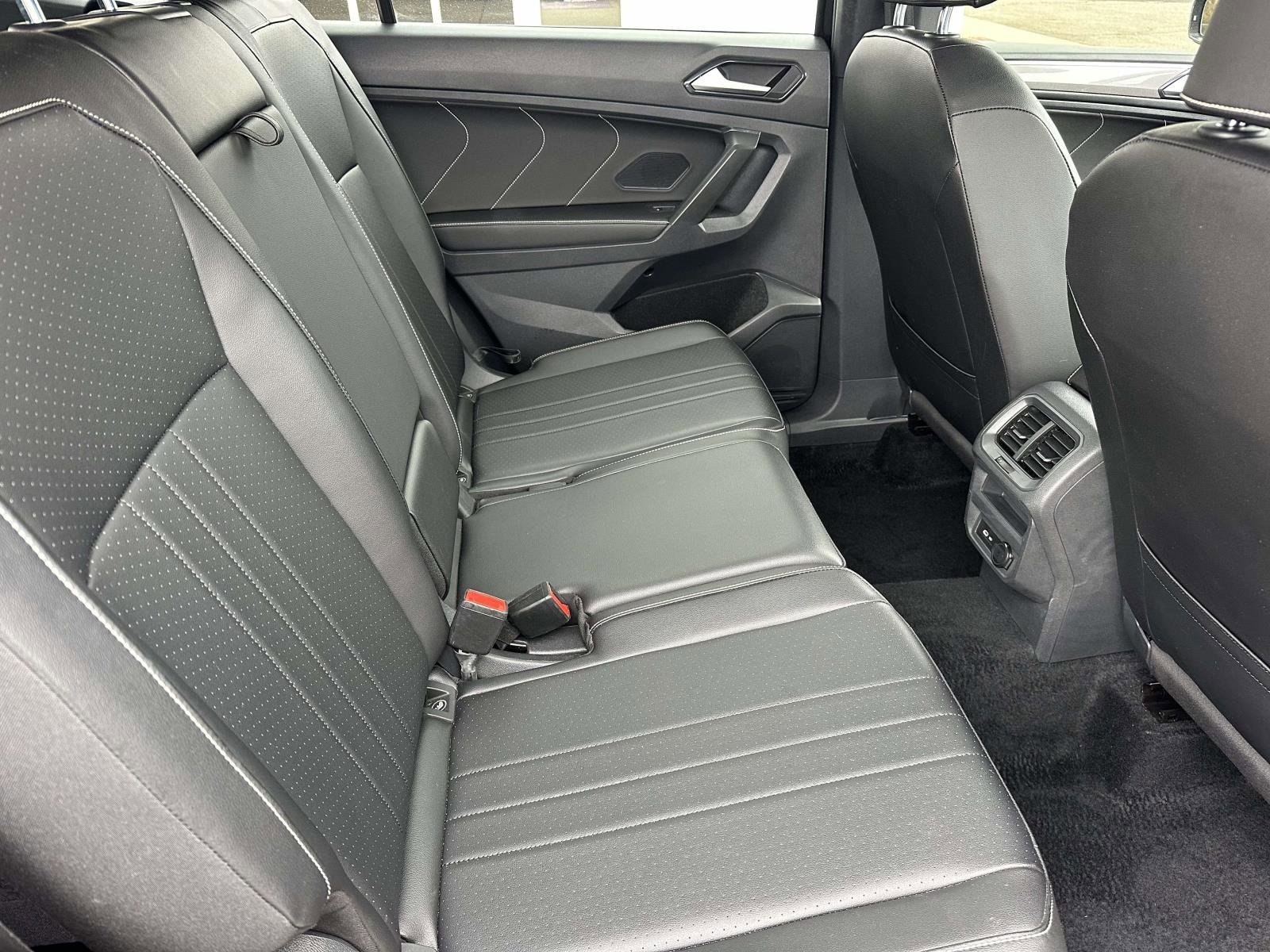 Certified 2022 Volkswagen Tiguan SE R-Line image 11