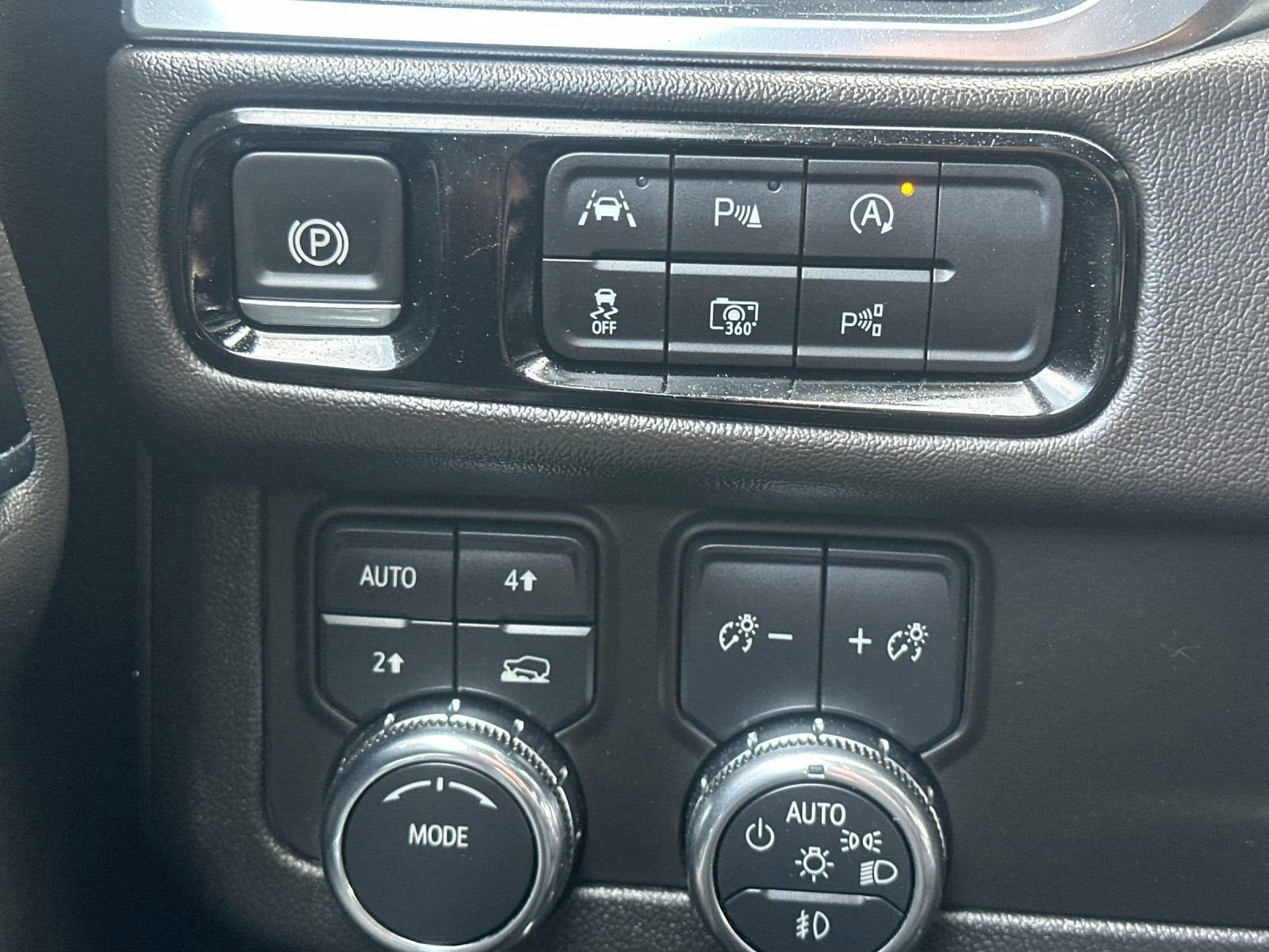 Used 2025 GMC Yukon Denali AWD/4WD image 33