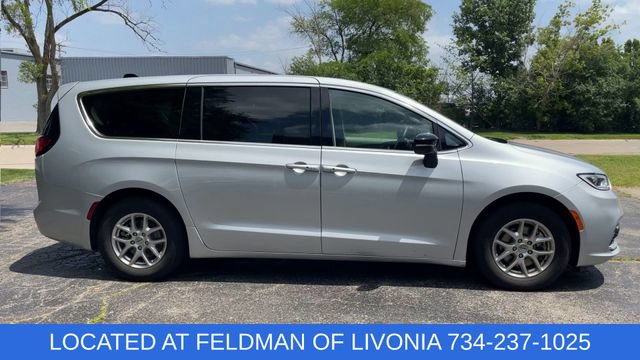 Used 2024 Chrysler Pacifica Touring-L FWD image 9