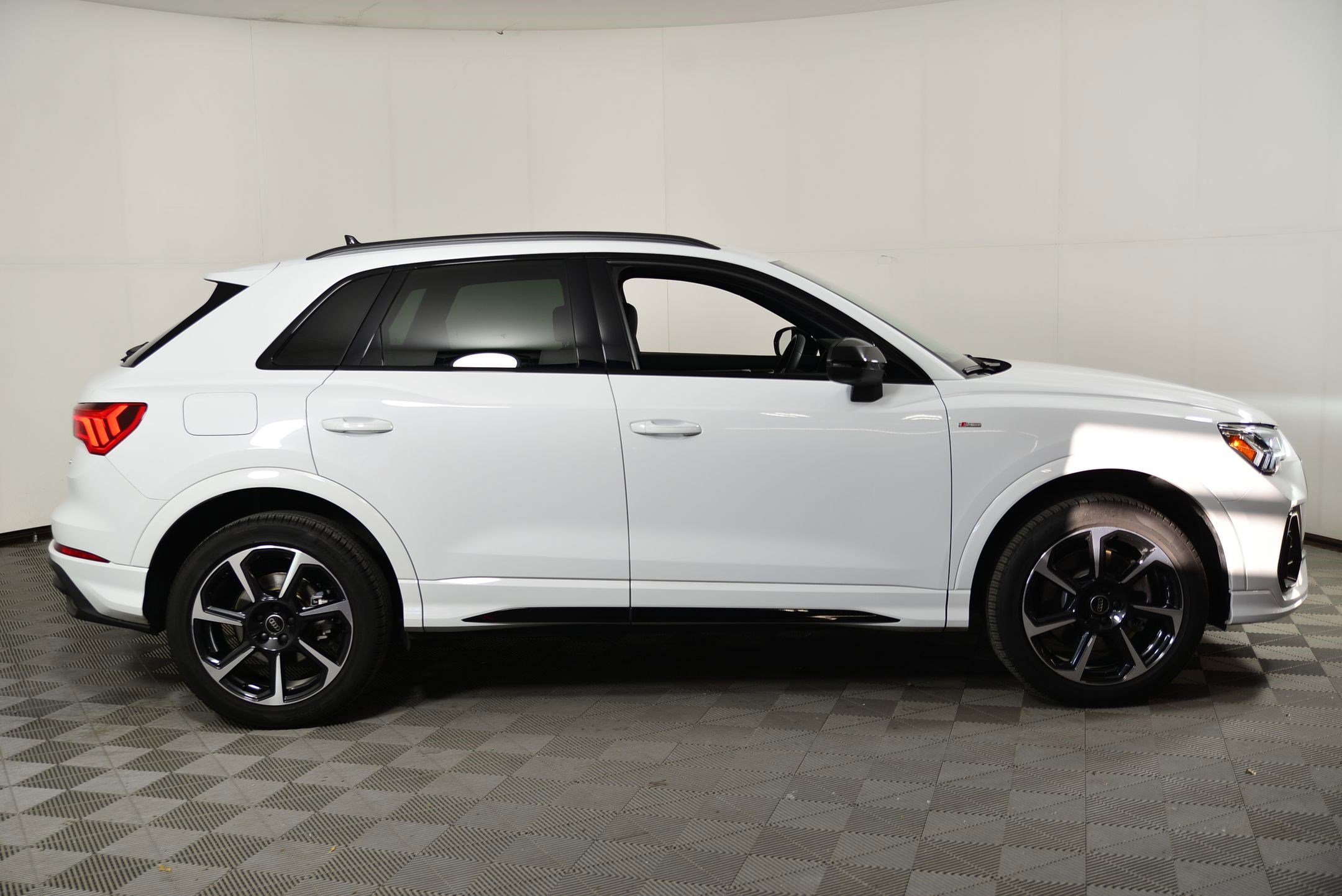 Certified 2025 Audi Q3 2.0T Premium Plus w/ Premium Plus Package image 7