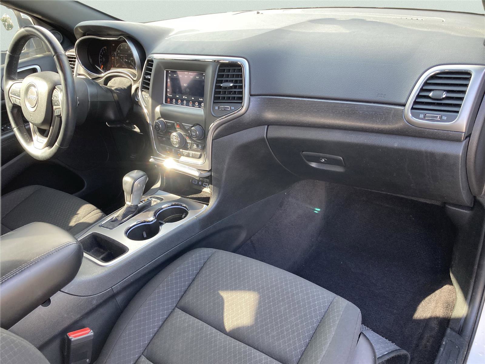 Used 2018 Jeep Grand Cherokee Laredo image 30