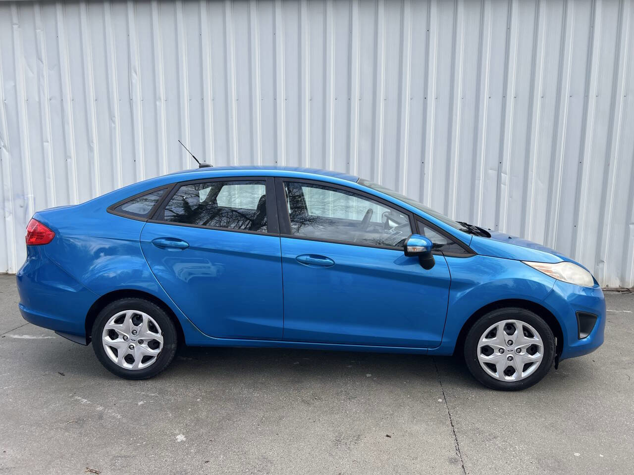 Used 2013 Ford Fiesta SE FWD image 2