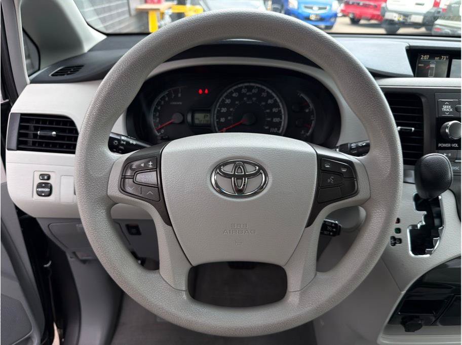 Used 2011 Toyota Sienna LE w/ Towing Pkg FWD image 15