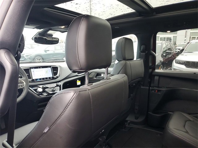 New 2026 Chrysler Pacifica Select image 11