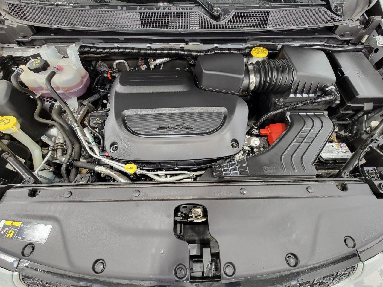 Used 2024 Chrysler Pacifica Touring-L image 9