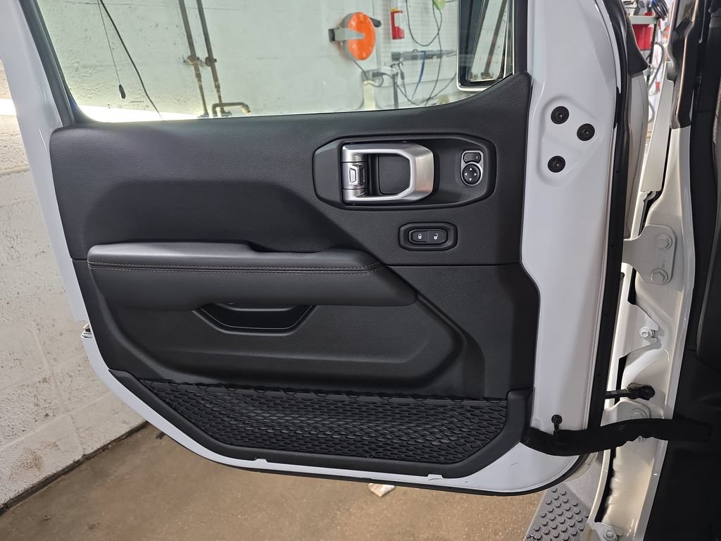 Used 2021 Jeep Wrangler Unlimited Sahara AWD/4WD image 26