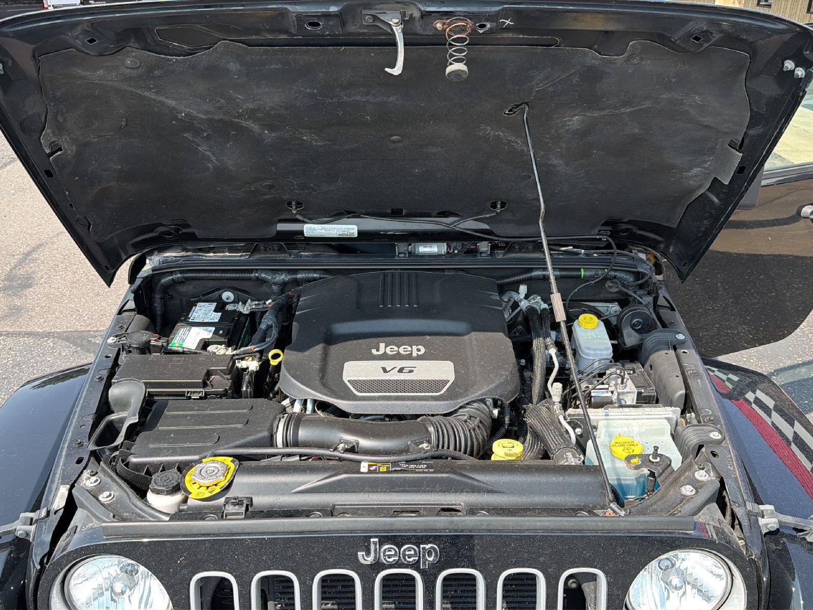 Used 2018 Jeep Wrangler Unlimited Sahara w/ Connectivity Group AWD/4WD image 22