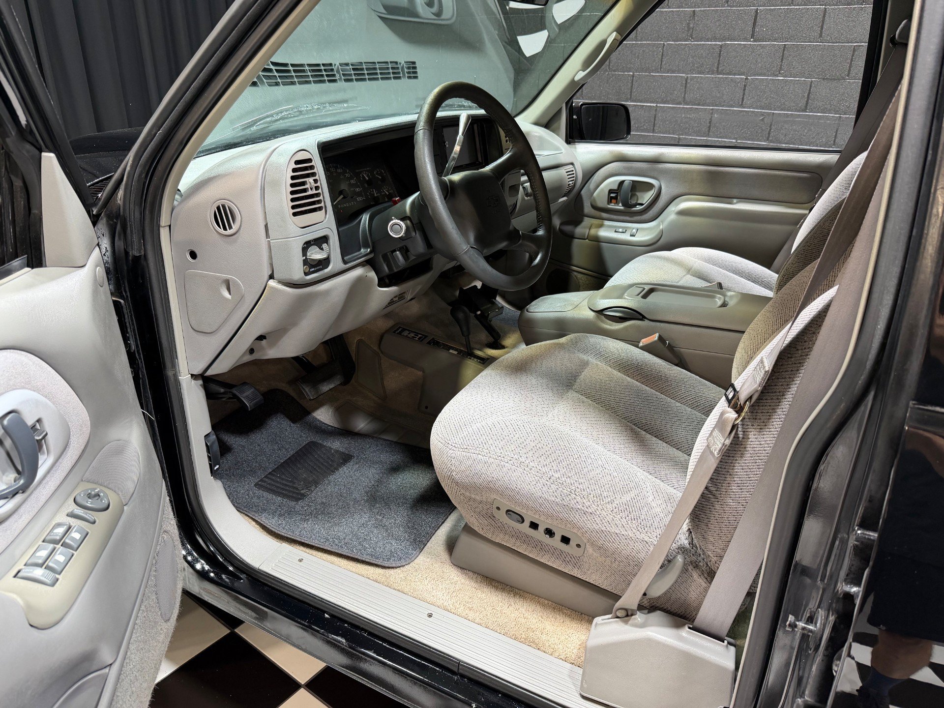 Used 1999 Chevrolet Tahoe 4WD w/ Skid Plate Pkg image 3