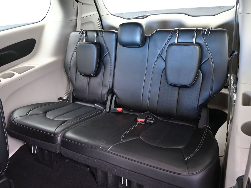 Used 2023 Chrysler Pacifica Touring-L image 31