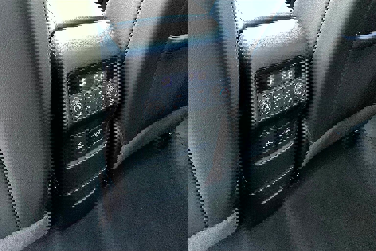 Used 2022 GMC Acadia AT4 w/ Technology Package image 10