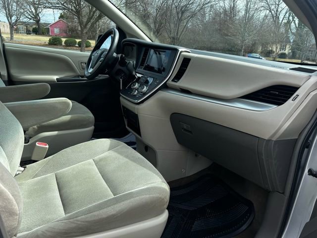 Used 2017 Toyota Sienna L FWD image 22