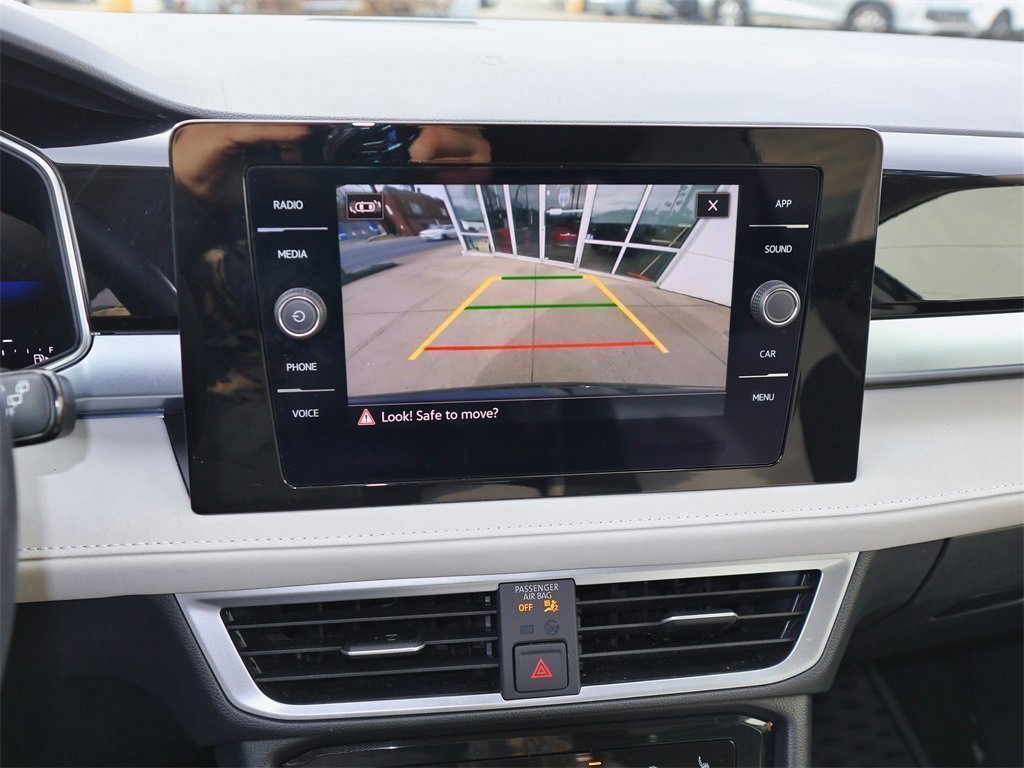 Certified 2025 Volkswagen Taos SE image 18