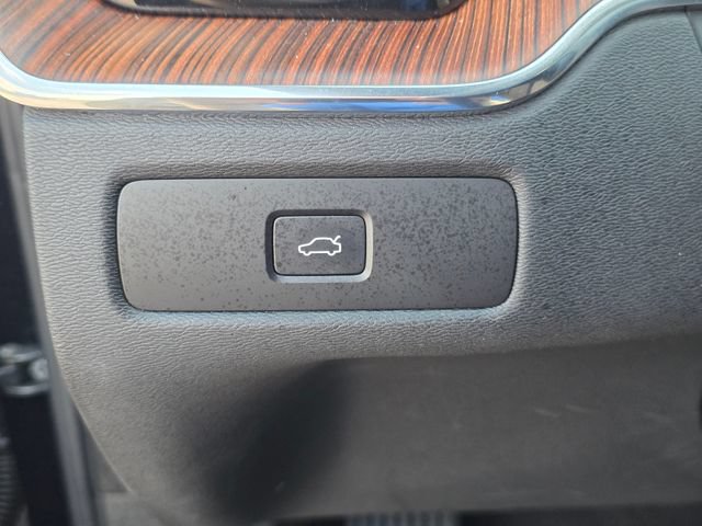 Used 2025 Volvo XC60 B5 Plus AWD/4WD image 37
