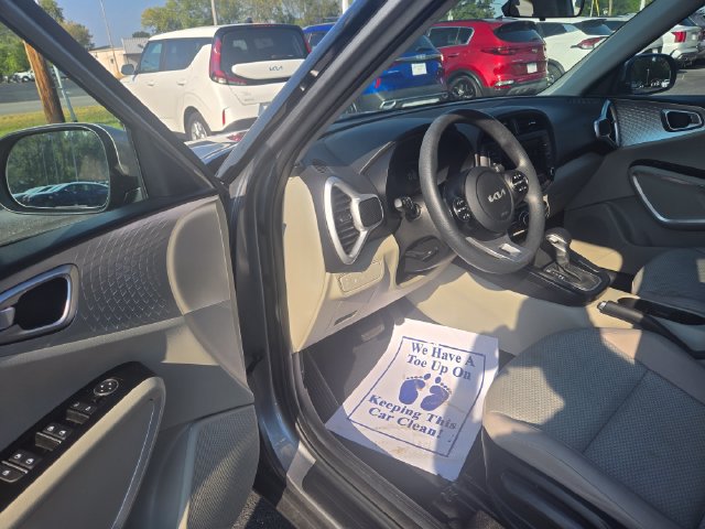 Used 2025 Kia Soul LX w/ LX Technology Package FWD image 4