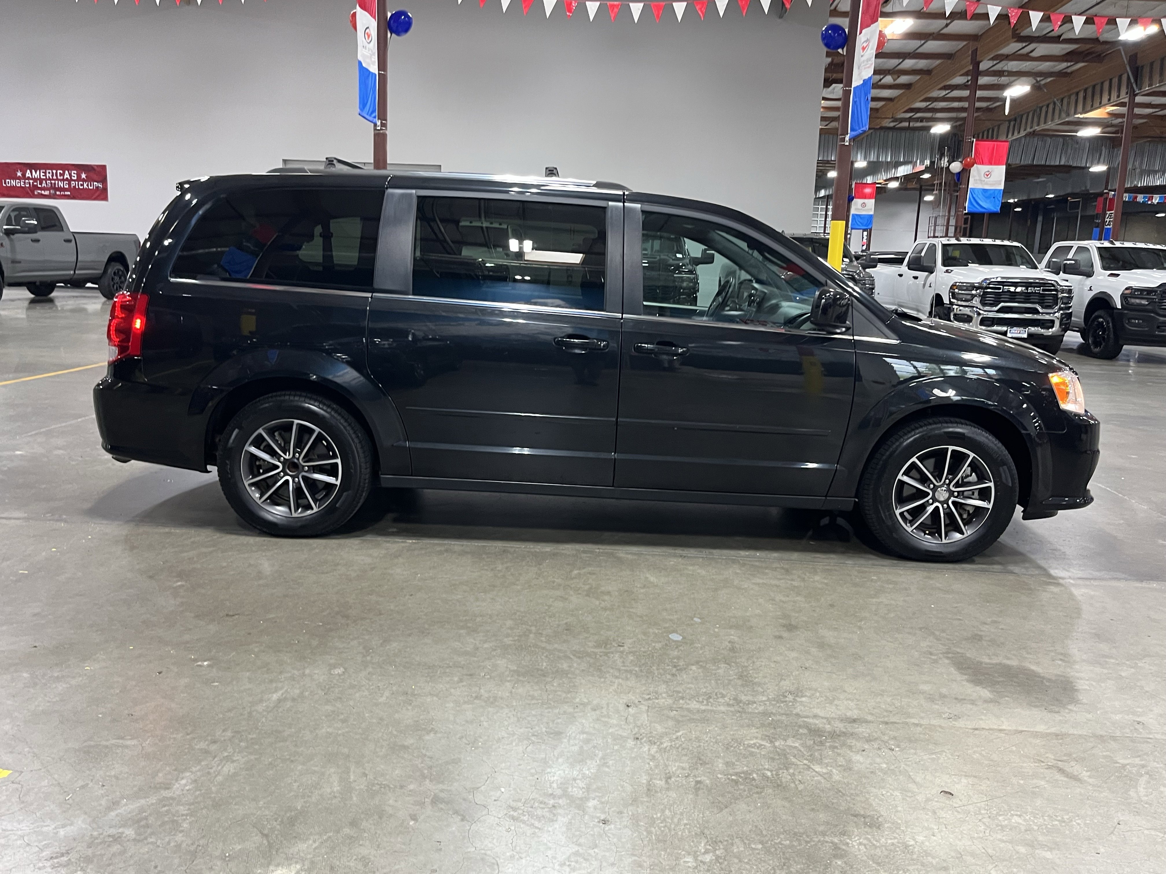 Used 2017 Dodge Grand Caravan SXT FWD image 6