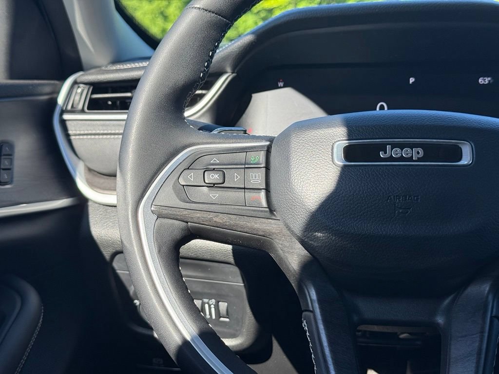 Used 2023 Jeep Grand Cherokee Limited AWD/4WD image 17