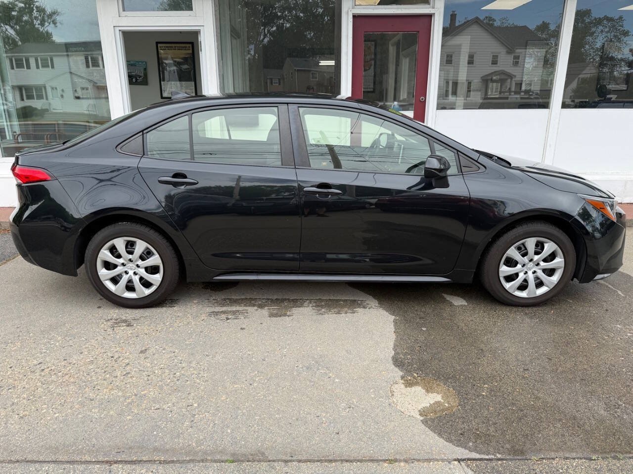 Used 2020 Toyota Corolla LE FWD image 2