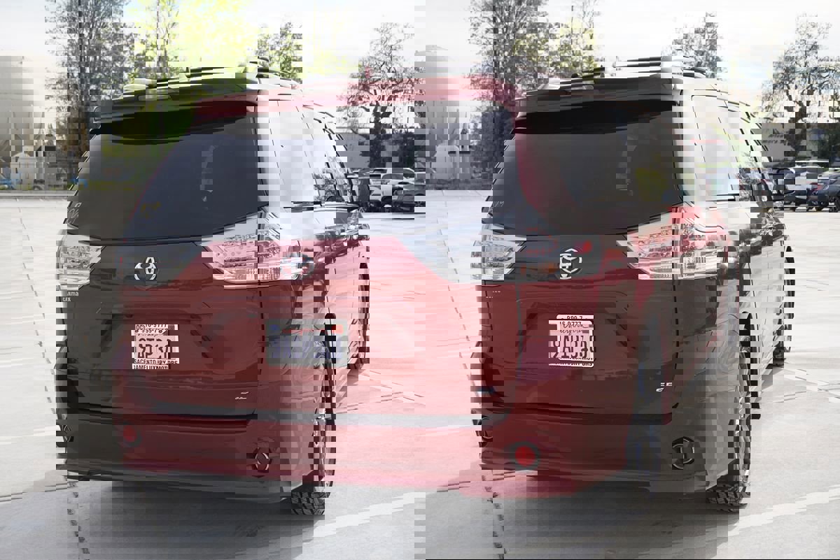 Used 2020 Toyota Sienna SE image 10