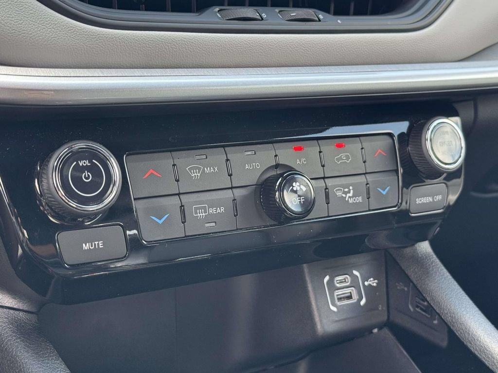 Used 2026 Jeep Compass Limited AWD/4WD image 19