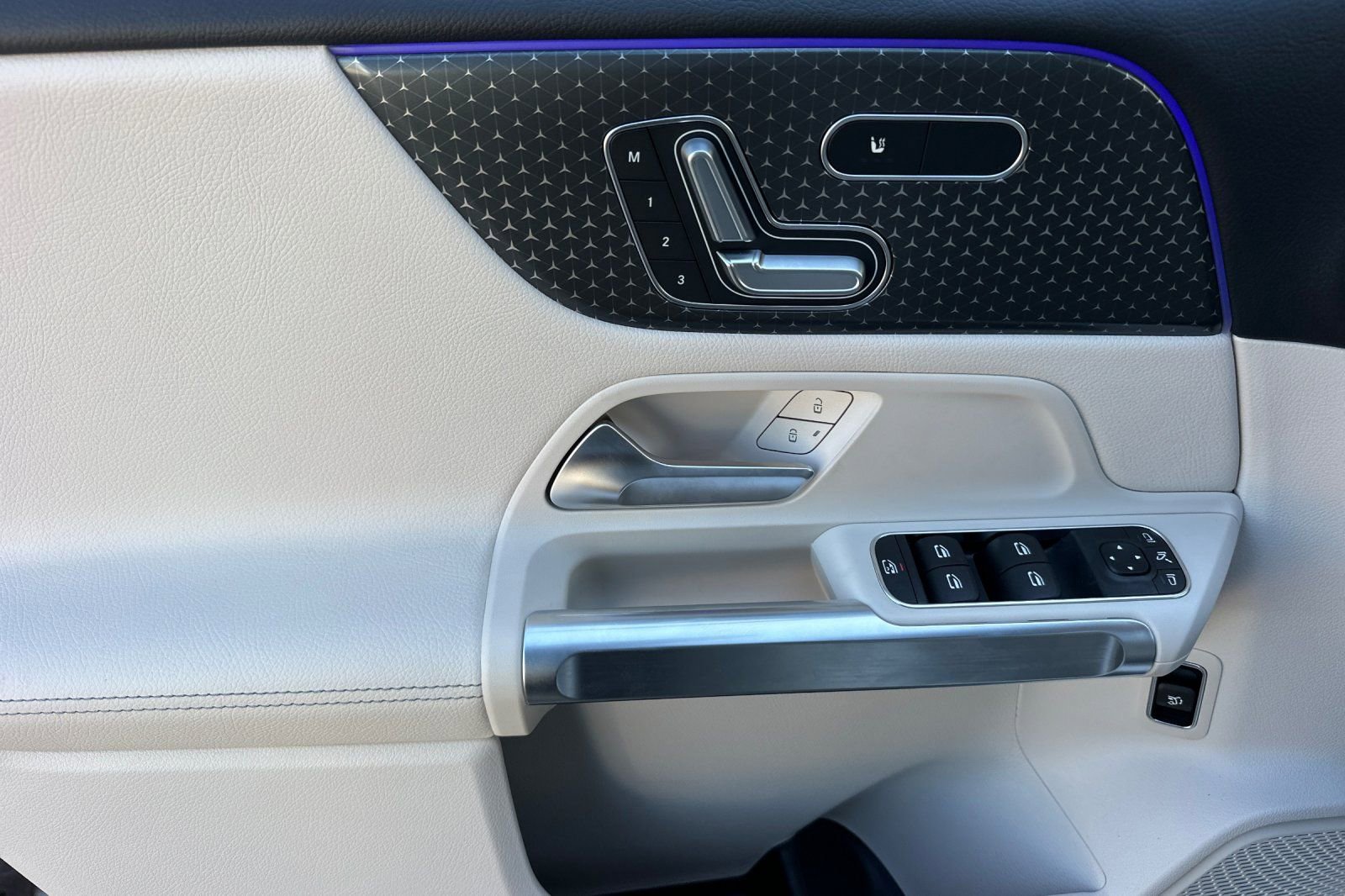 New 2025 Mercedes-Benz GLB 250 image 19