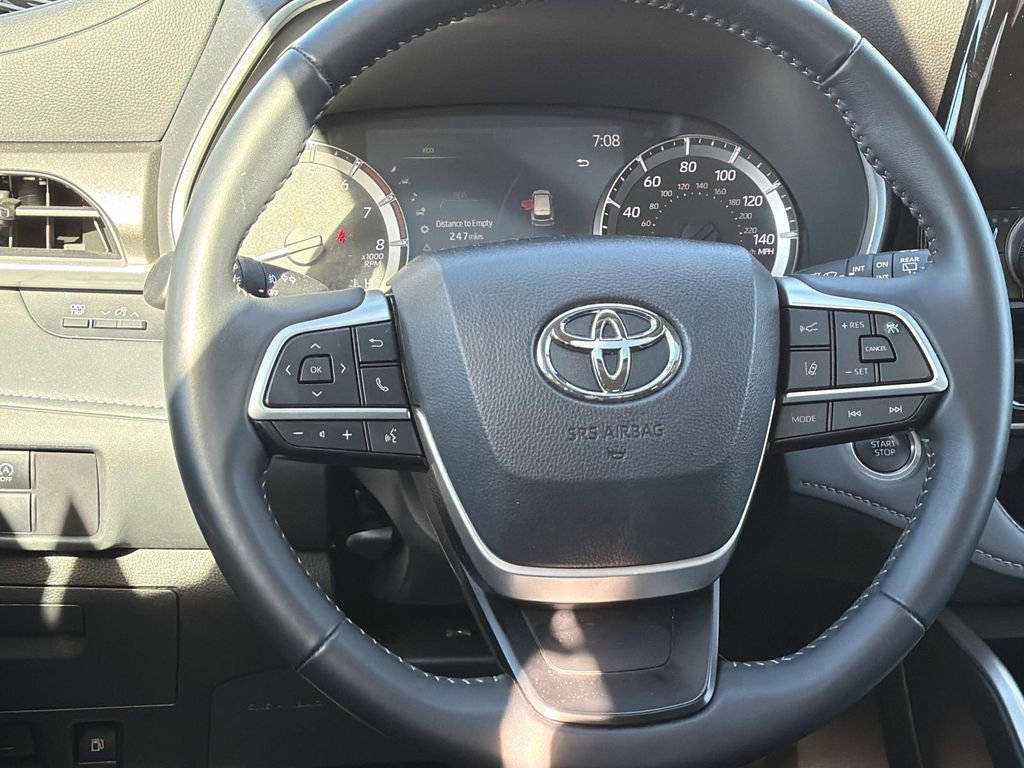 Certified 2025 Toyota Highlander XLE image 10