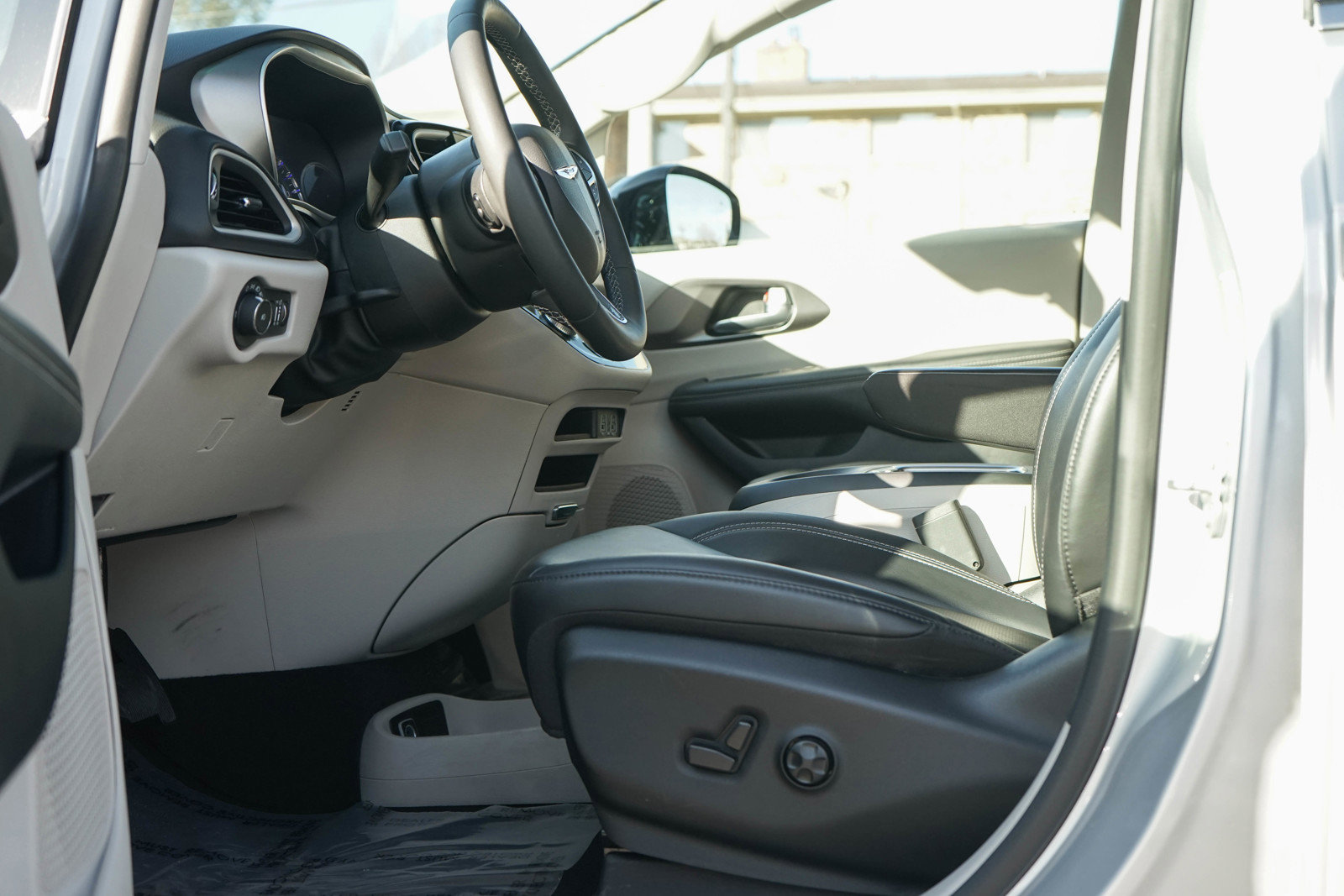 Used 2024 Chrysler Pacifica Touring-L image 13