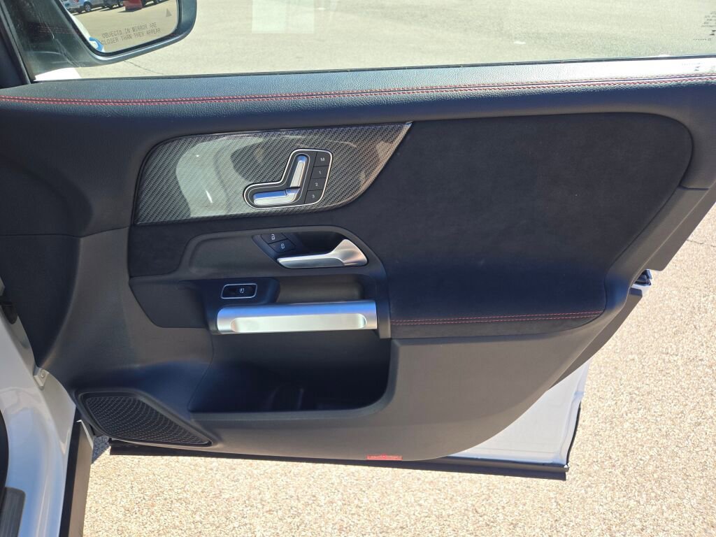 Used 2023 Mercedes-Benz GLB 250 image 5