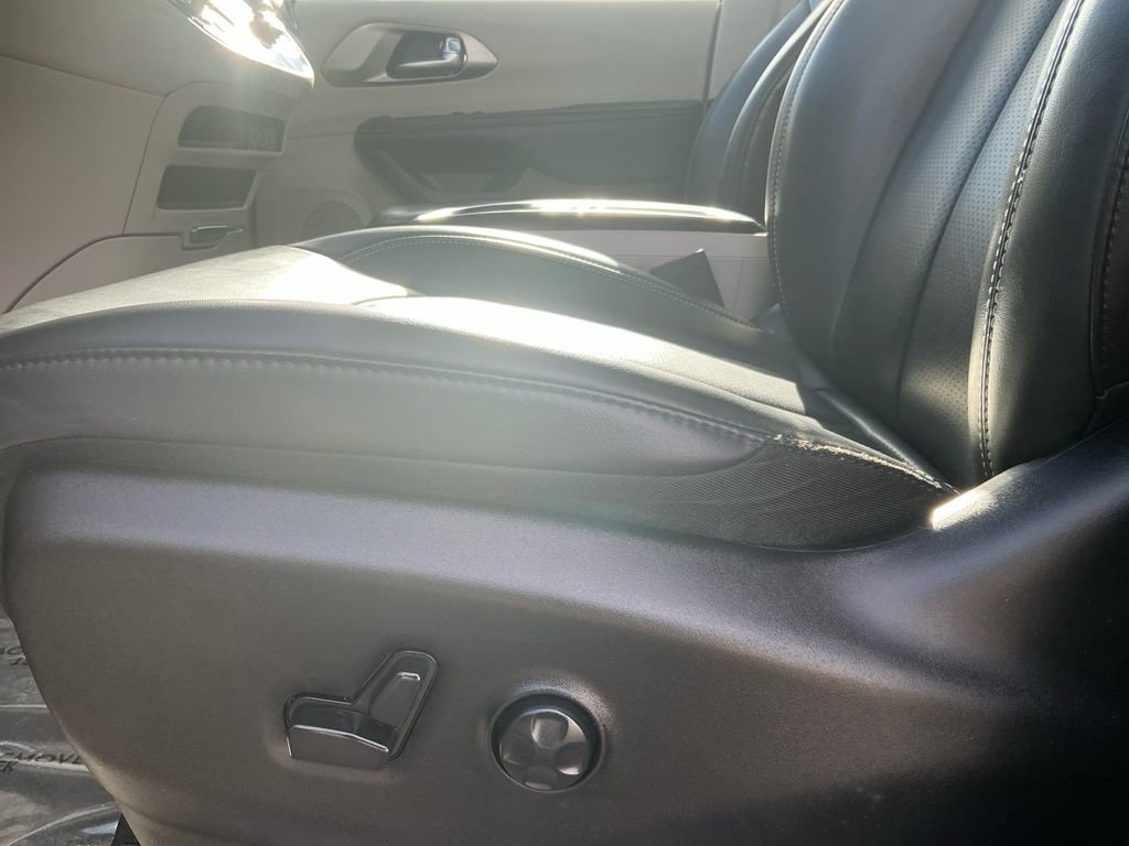 Used 2024 Chrysler Pacifica Select image 23