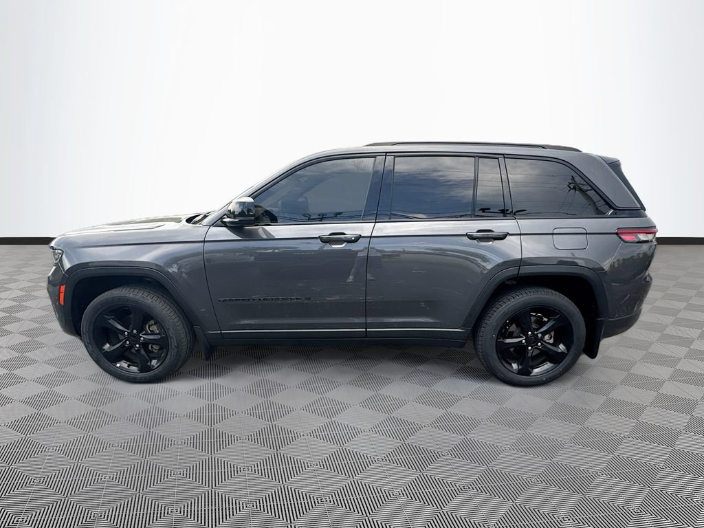 Used 2024 Jeep Grand Cherokee Altitude RWD image 9