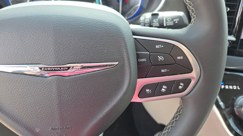 Used 2023 Chrysler Pacifica Touring-L FWD image 15