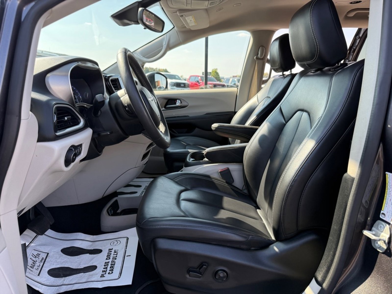 Used 2023 Chrysler Pacifica Touring-L image 14