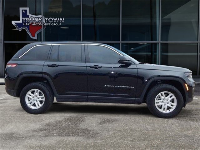 Used 2025 Jeep Grand Cherokee Laredo image 2