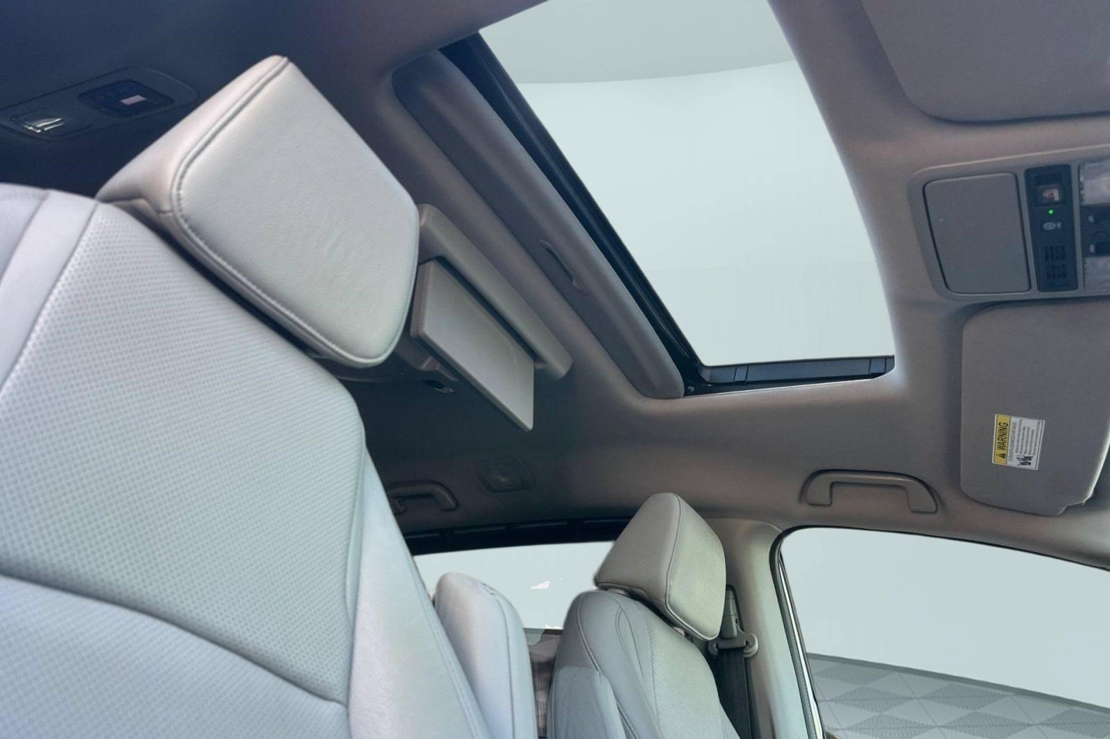 Used 2018 Honda Odyssey Elite image 25