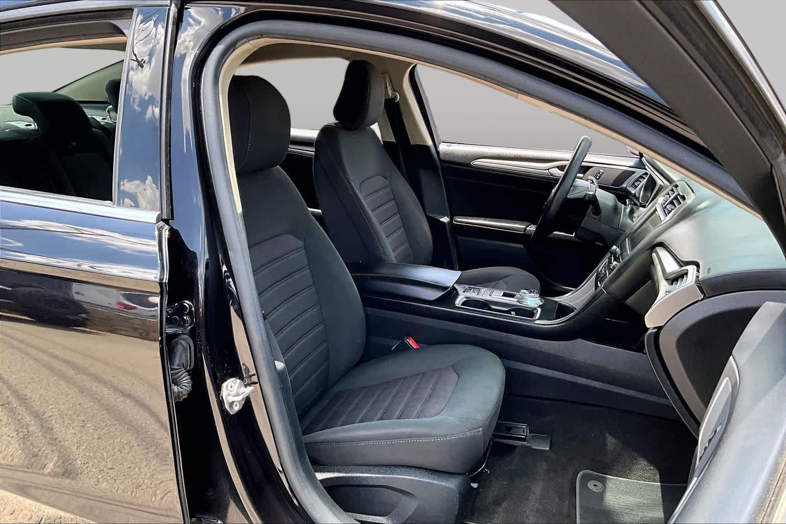 Used 2020 Ford Fusion SE FWD image 9