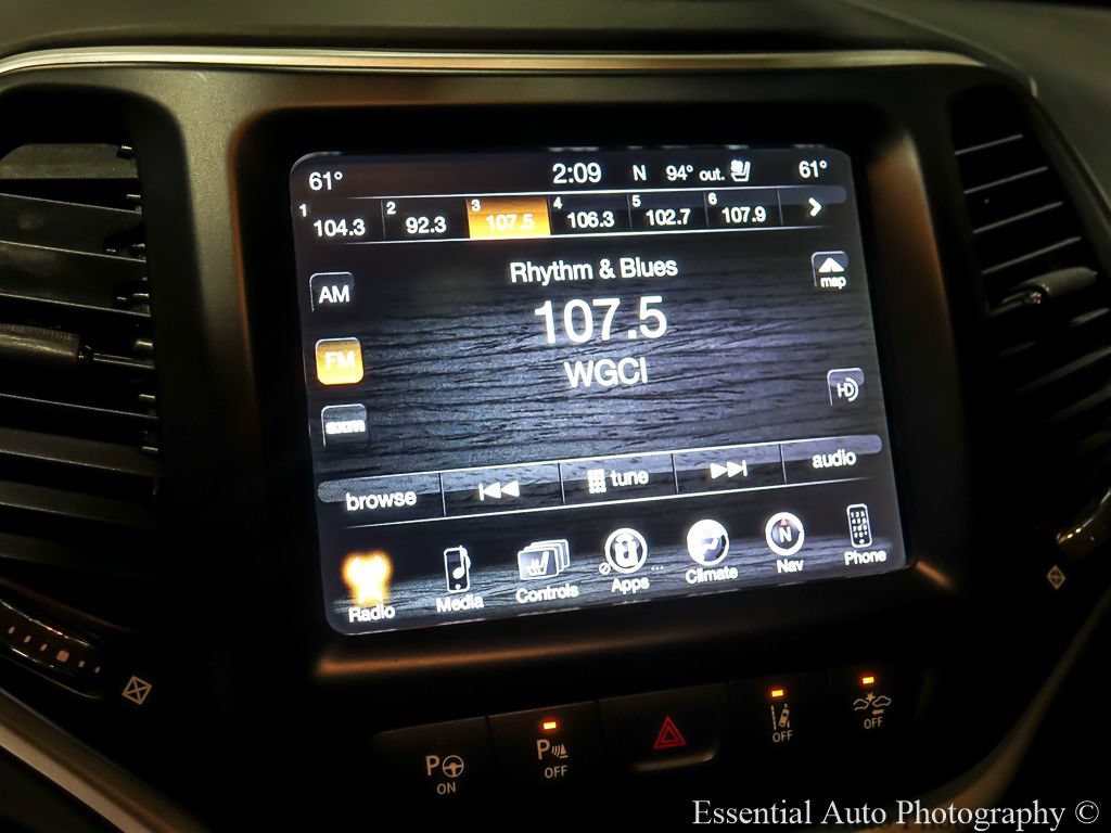 Used 2017 Jeep Cherokee Overland w/ Technology Group AWD/4WD image 19