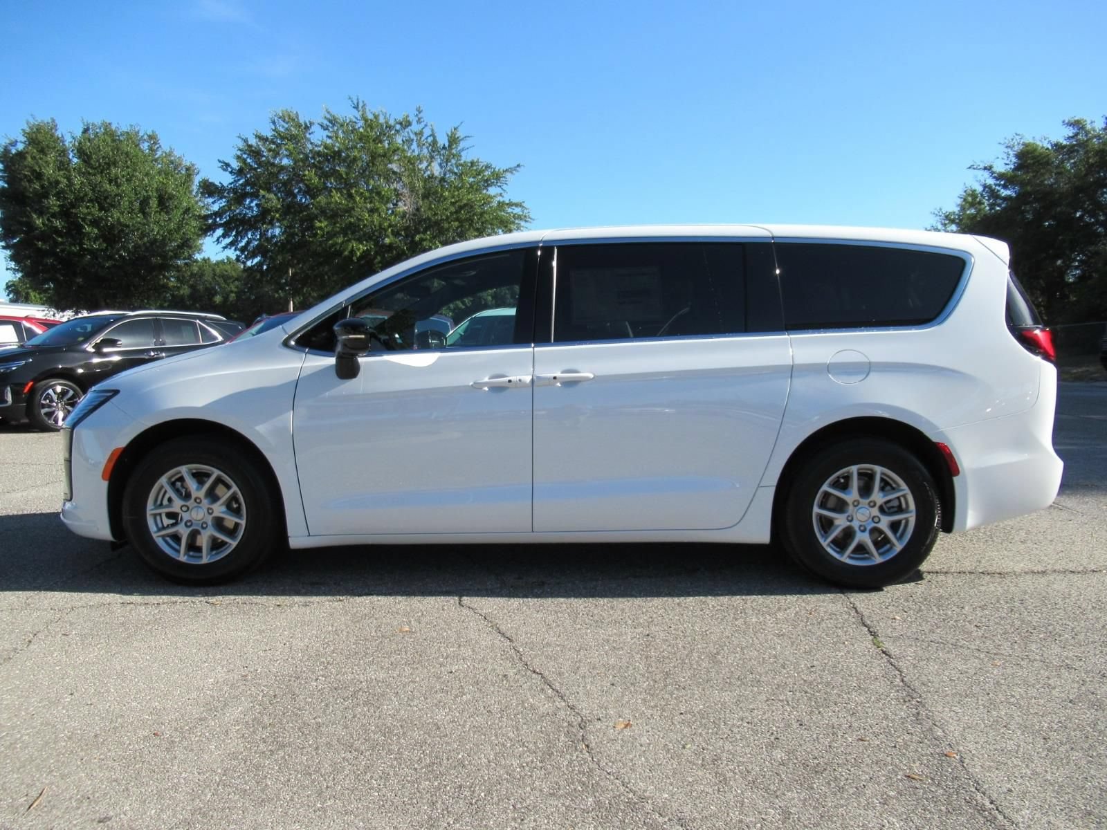 New 2027 Chrysler Pacifica Select FWD image 4