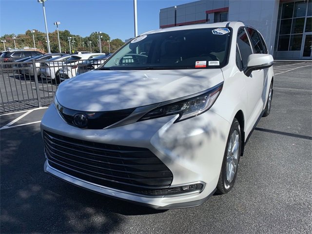 Certified 2023 Toyota Sienna Limited image 4