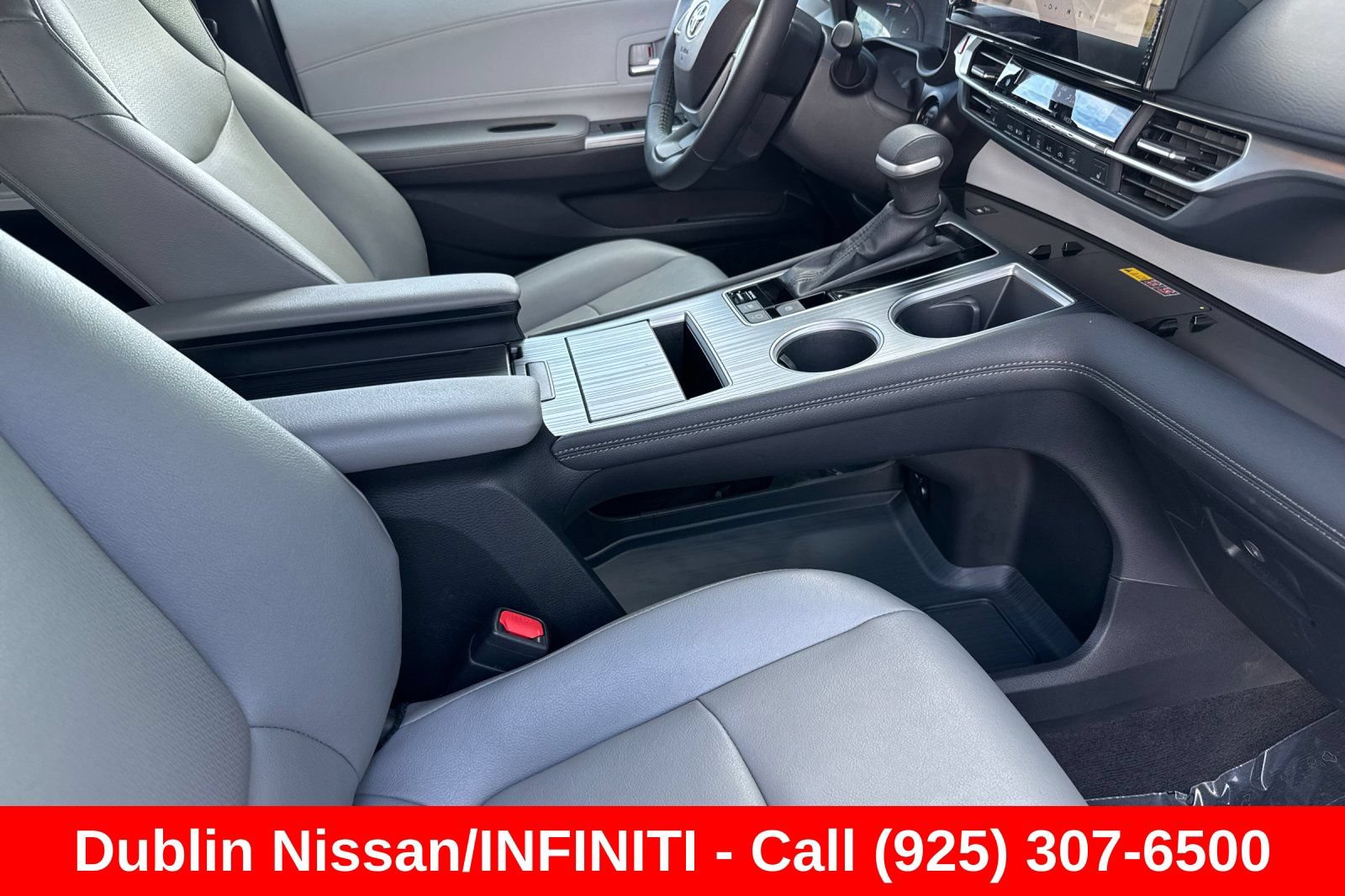 Used 2025 Toyota Sienna XLE FWD image 21