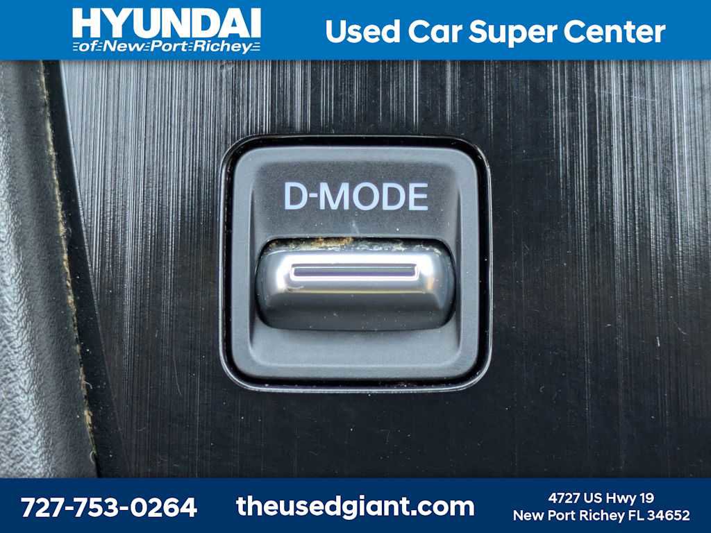 Used 2025 Nissan Rogue SL image 32