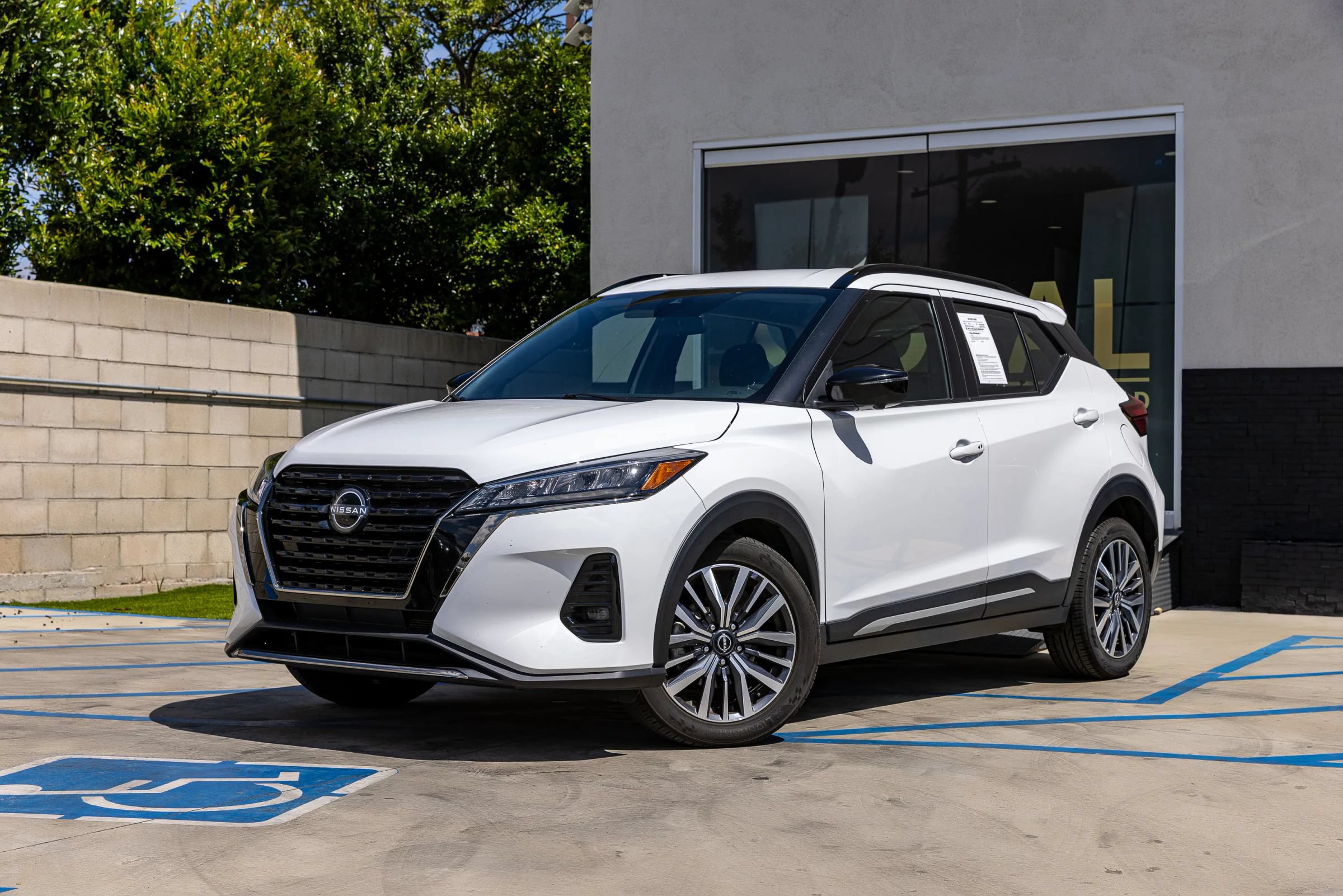 Used 2024 Nissan Kicks SR FWD image 3