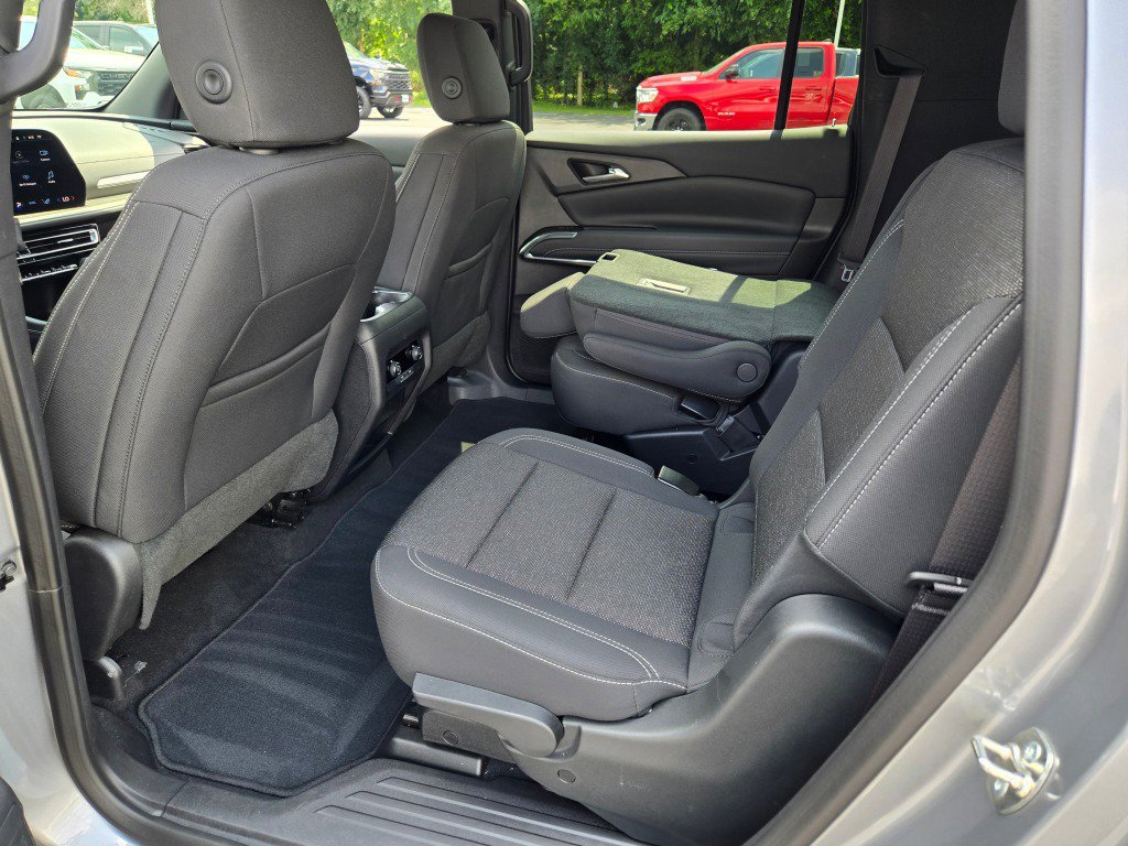 Used 2025 Chevrolet Traverse LT image 16