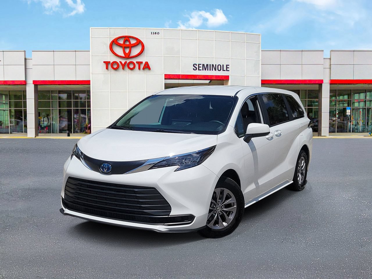 Used 2025 Toyota Sienna LE FWD image 1