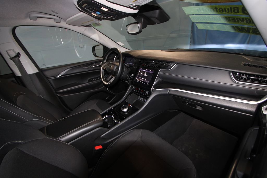 Used 2022 Jeep Grand Cherokee Laredo w/ Luxury Tech Group I image 21