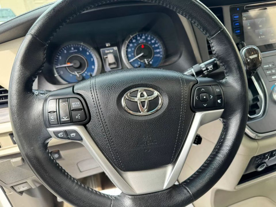 Used 2015 Toyota Sienna XLE FWD image 24